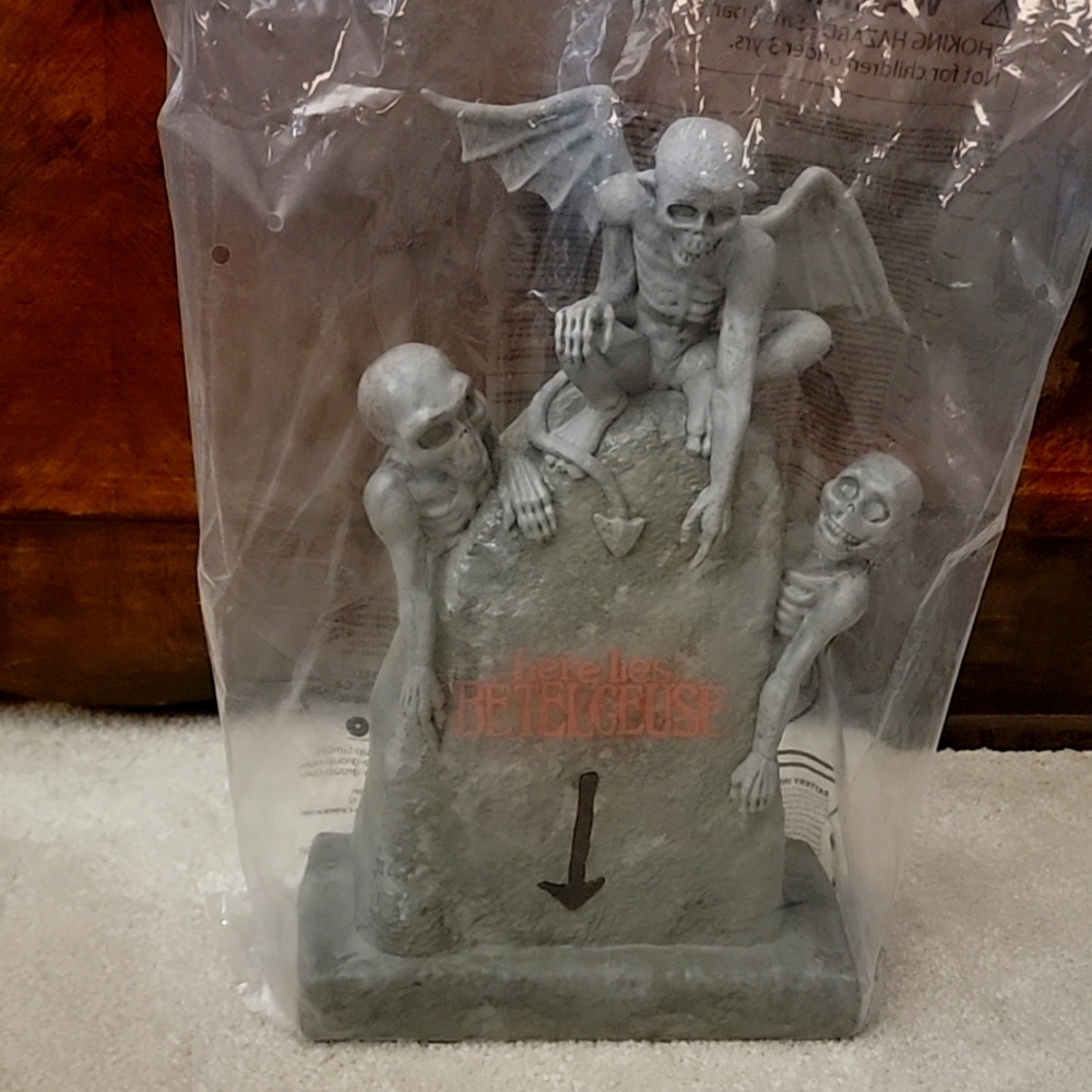 Limited Edition Beetlejuice Tombstone Regal Exclusive Popcorn - Picture 2 of 6
